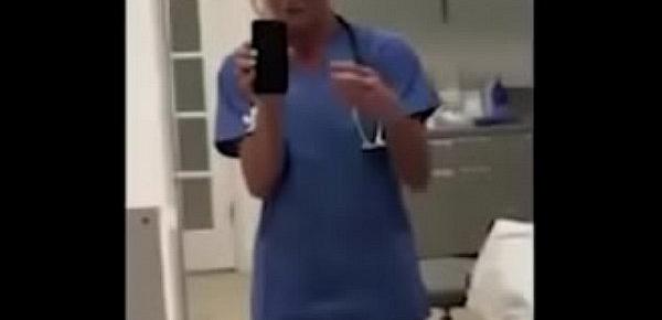  Caiu Na Net Enfermeira Milf Mostrando A Buceta e Brincando no Consultório